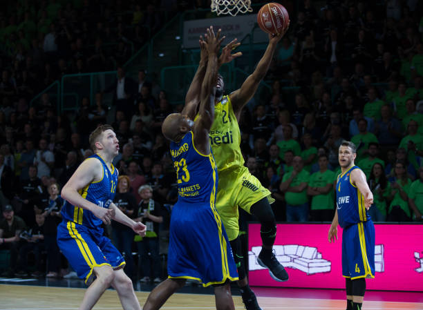 决赛中的英 决赛中的英